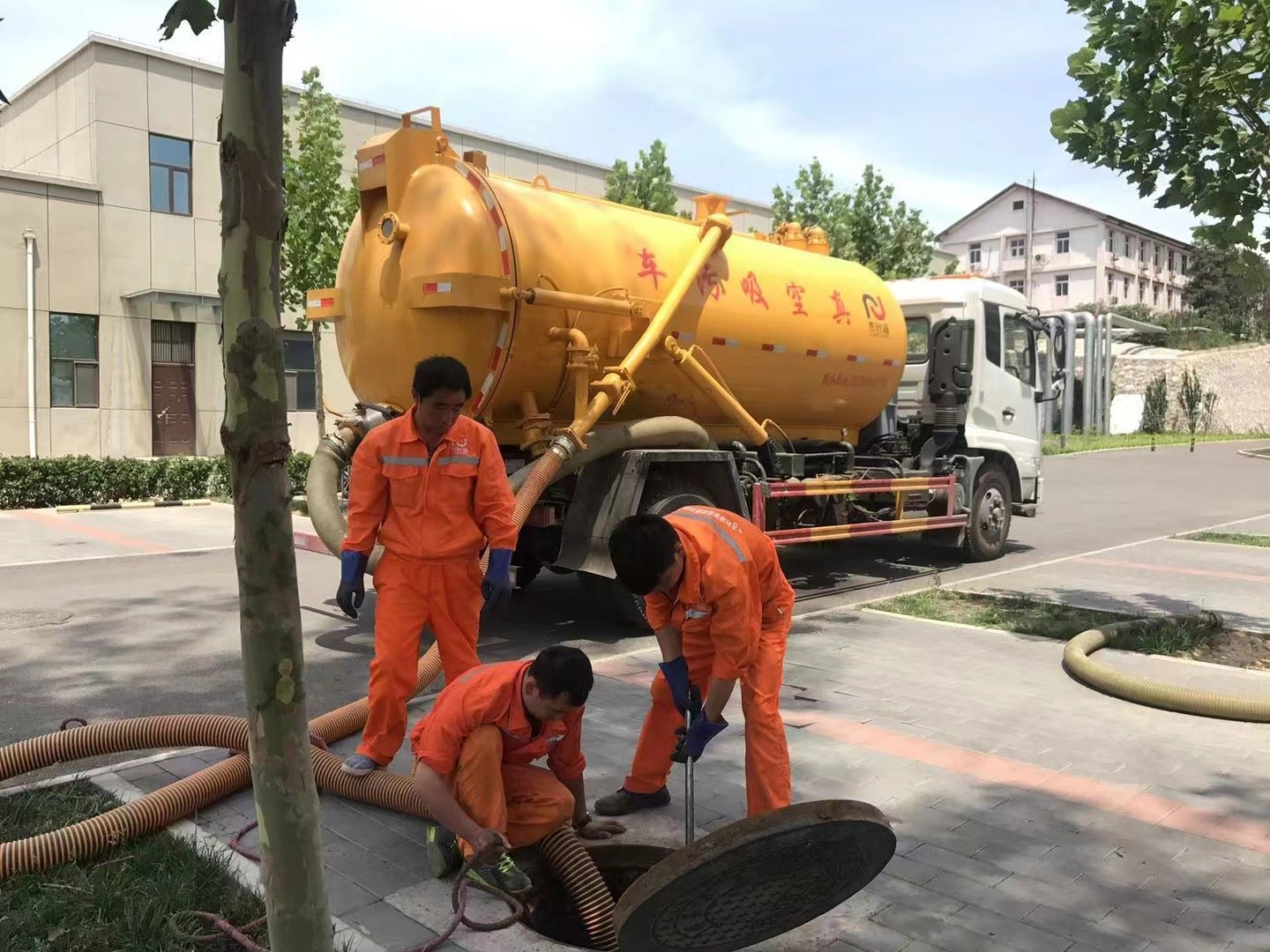 独山管道疏通车停在窨井附近