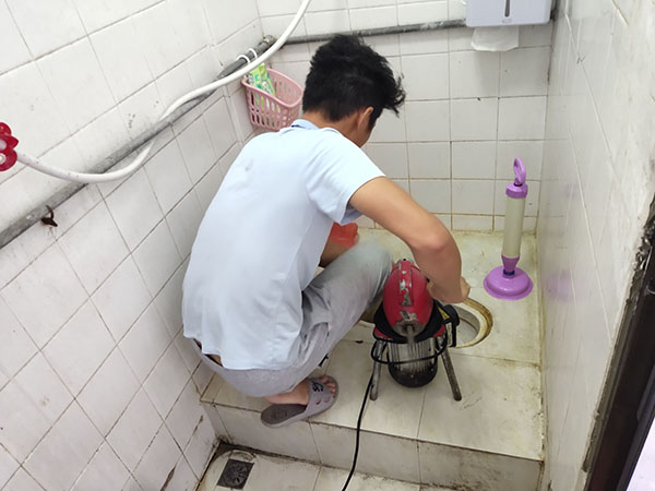 独山管道堵塞冒臭气 专业师傅现场解决问题