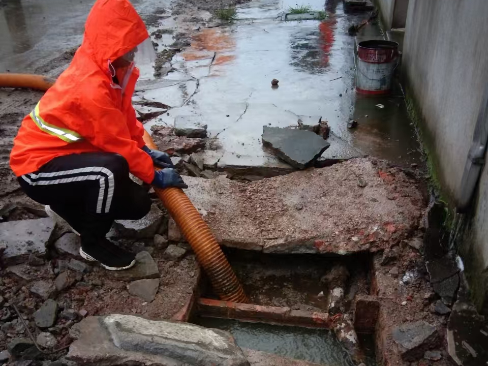 独山专业清理污水池 炜誉市政以规范流程守护城市 “肠道”