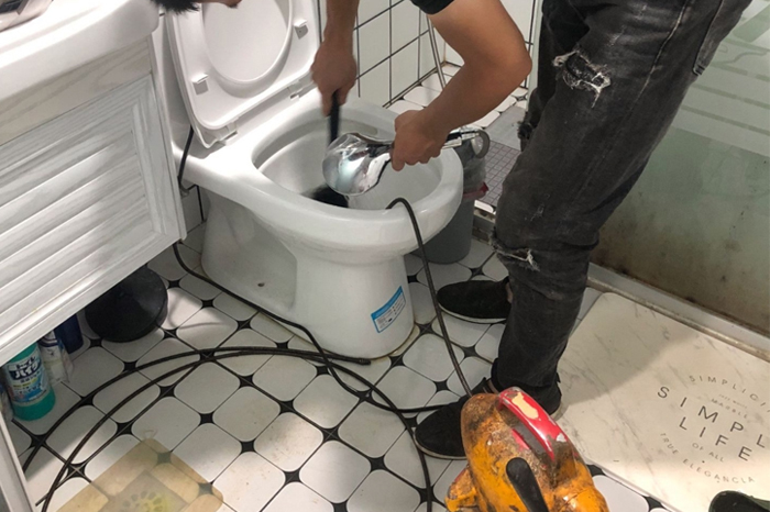 独山马桶堵塞自己疏通还是找师傅？专业上门服务让你省时更省心