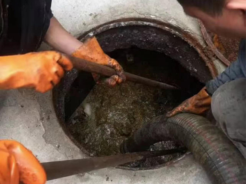 独山清理化粪池时如何避免沼气的危害？